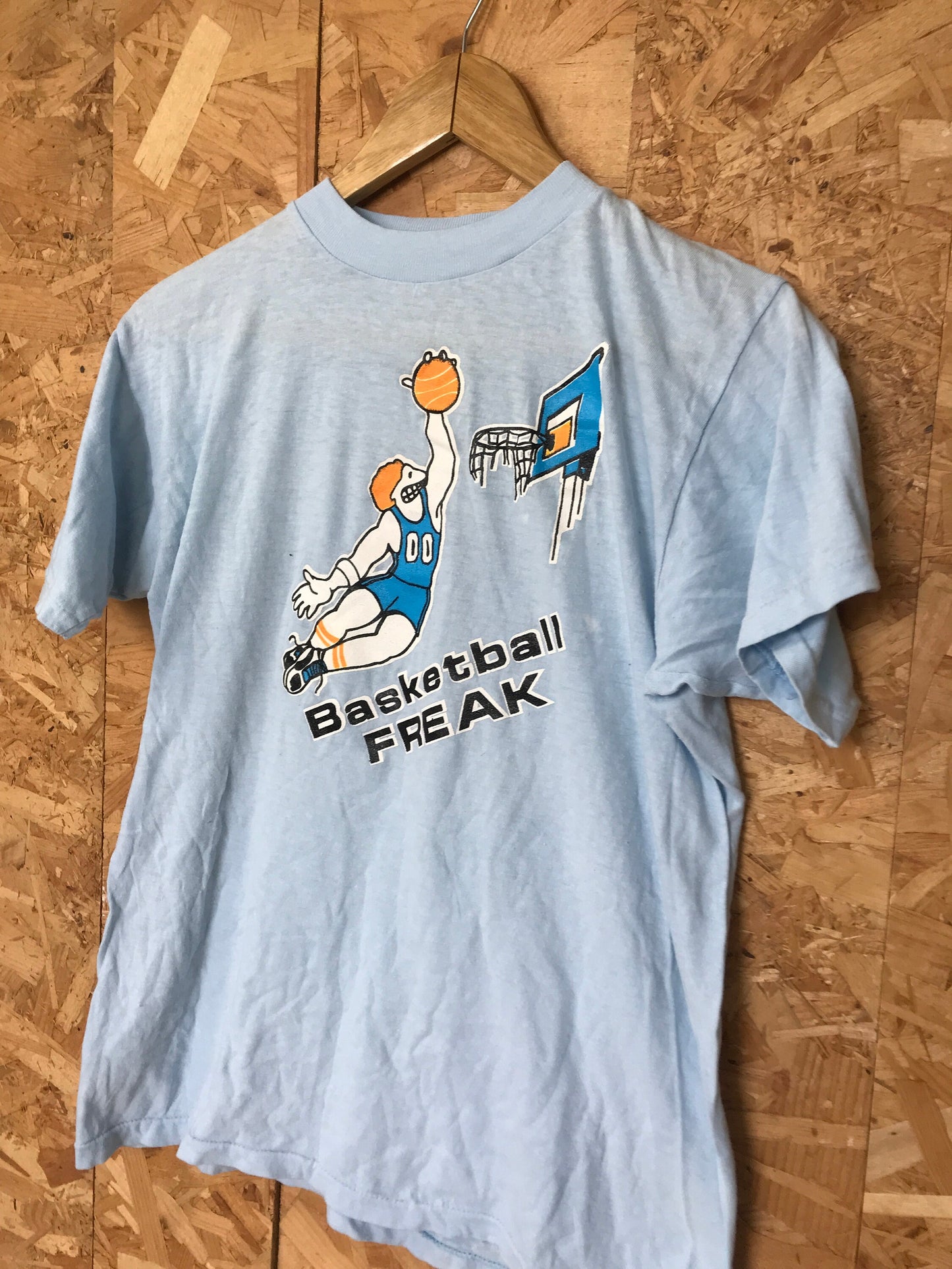 Vintage 80s Quirky basketball freak cartoon souvenir USA college varsity baby light blue t-shirt size medium