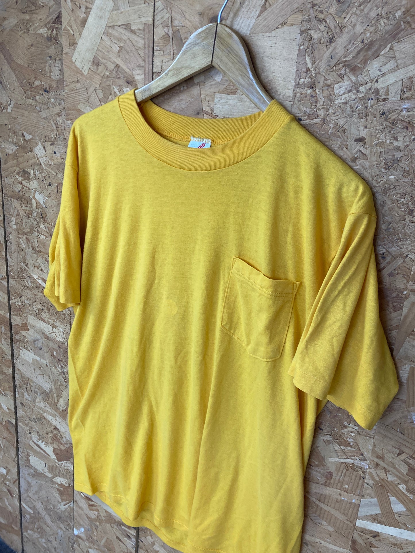 Vintage 90s yellow single pocket Kewin Paper Co souvenir t-shirt size large