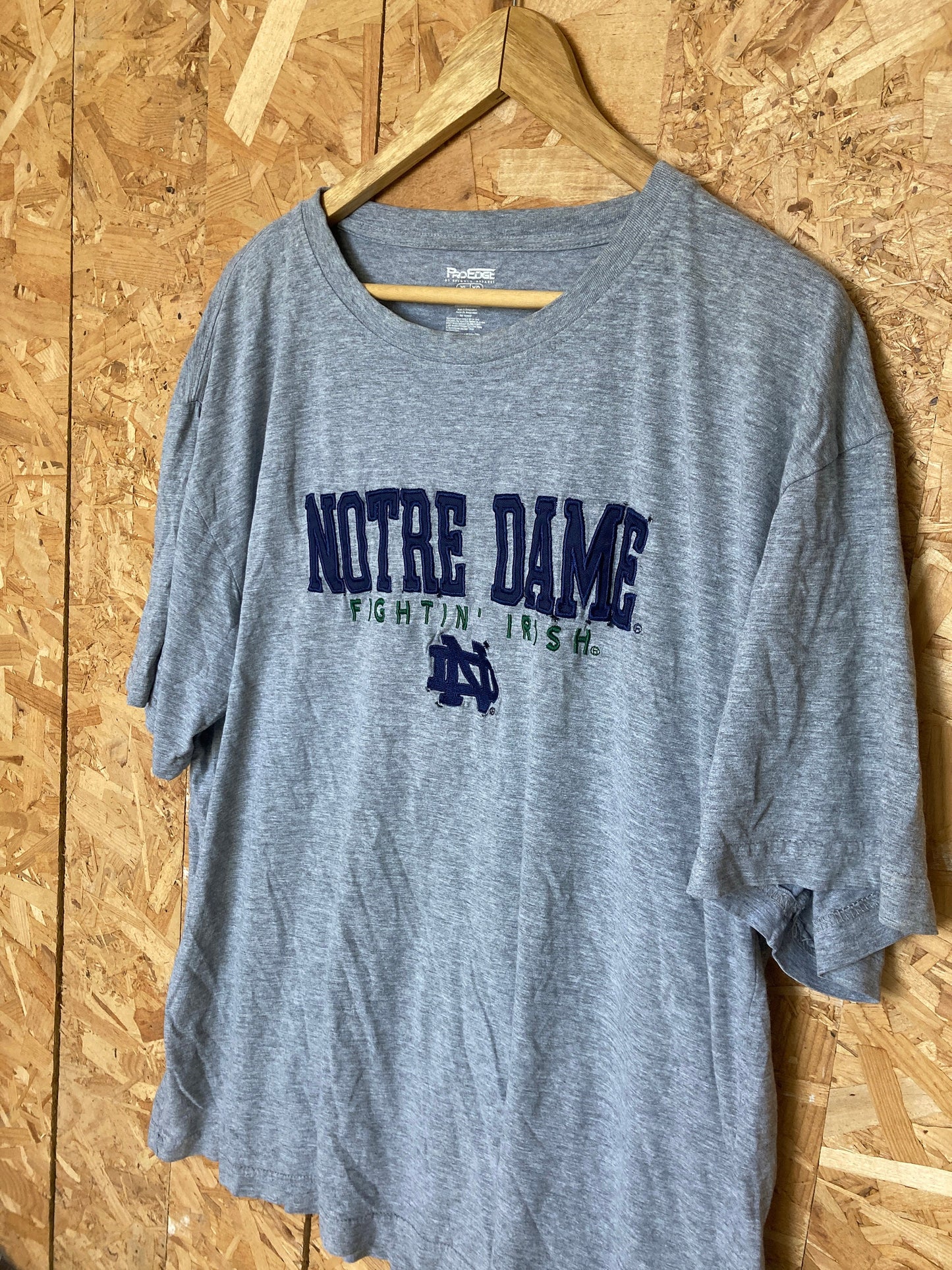 Vintage Y2K Notre Dame Fighting Irish embroidered USA football team distressed souvenir grey marl t-shirt size XL